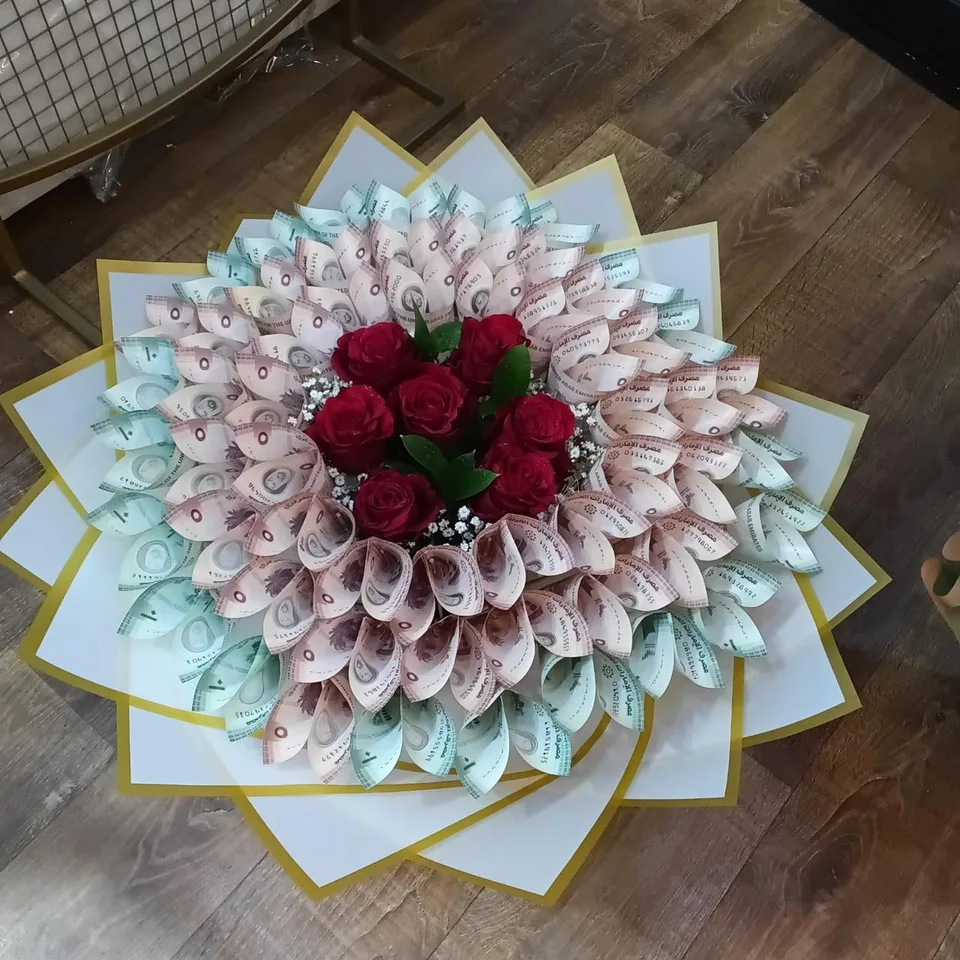 Royal dirham bouquet with folded UAE banknotes arranged around red roses
