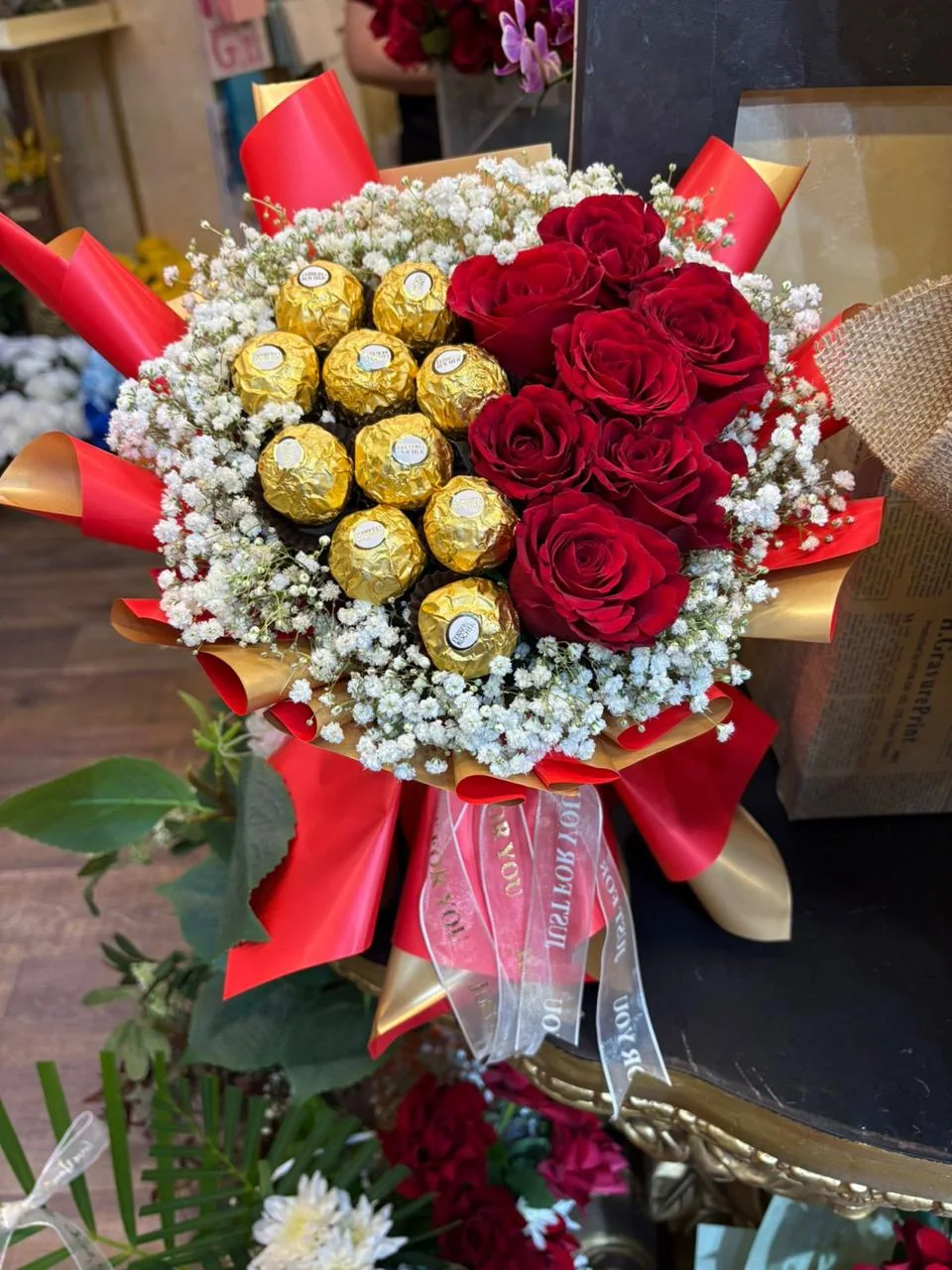 Royal gold bouquet with red roses and gold-wrapped chocolates