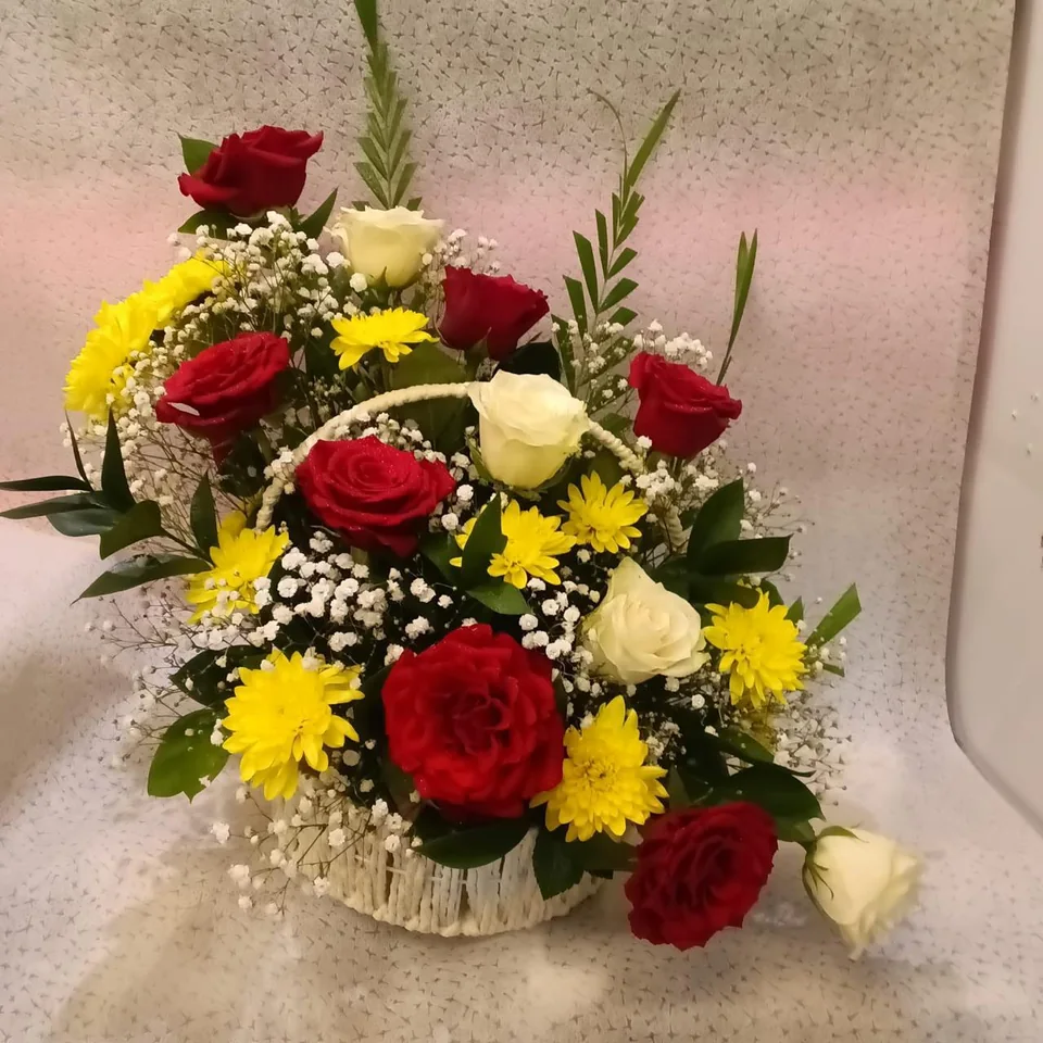 Small mixed flower basket with red roses and yellow and white daisies